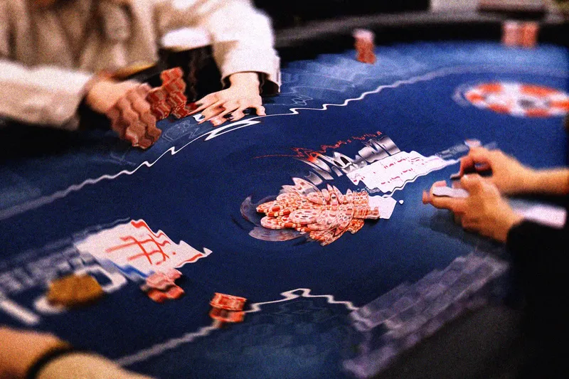 德州撲克賭桌對戰場景｜Texas Hold’em 策略與籌碼對決